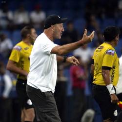El entrenador de Emelec, Guillermo Duró, en el partido ante Macará por la fecha ocho del segundo hexagonal de la LigaPro