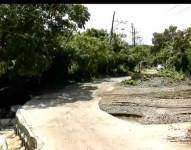 El desbordamiento del río se llevó parte de la vía de ingreso.