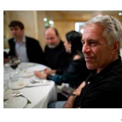 18/12/2025. Fotografía sin fecha específica de toma, publicada por los demócratas del Comité de Supervisión de la Cámara Baja (Oversight Dems), donde aparece Jeffrey Epstein durante una cena.