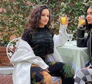Kylie Jenner sorprende con regalos a Rosalía