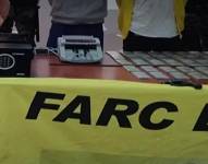 La Policía Nacional mostró las banderas de las FARC como parte de las evidencias