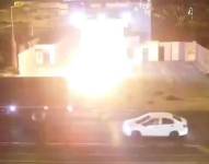 Una captura de pantalla de la primera llamarada por la explosión del coche bomba en la cárcel Regional de Guayaquil, la noche del viernes 26 de septiembre.