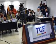 Audiencia en el TCE contra Pabel Muñoz. Sus abogados están en el lado derecho de la imagen.