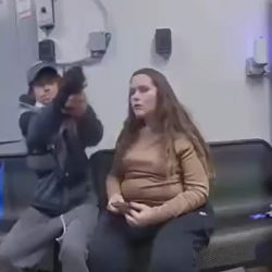 Captura de imagen del video donde un hombre intentó disparar a un policía en EE. UU.