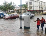 Las calles de Urdesa completamente inundadas, comercios y casas en medio del agua y decenas de vehículos atrapados.