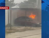 Un grupo de estudiantes quemó un carro dentro de un colegio de Guayaquil