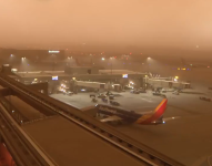 Tormenta de arena cubre casi totalmente al Aereopuerto Internacional Phoenix Sky Harbor