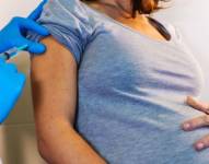 La ministra de Salud realizó el anuncio ante los medios de comunicación.