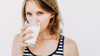 ¿Qué tan saludable es la leche de vaca para los humanos?