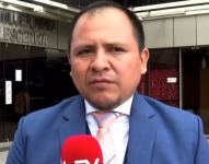 Imagen de César Suárez en los exteriores de una unidad judicial de Guayaquil, concediendo una entrevista para Televistazo.