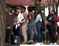 Largas filas de usuarios hubo ayer en las afueras del Hospital de Niños Baca Ortiz de Quito.