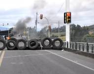 Llantas bloquean el paso en la vía E35 en Carchi.