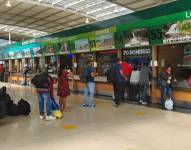 Los usuarios hicieron fila en las ventanillas de la terminal de Quitumbe, sur de Quito.