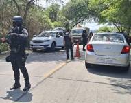 Decenas de policías y militares se han desplegado en los accesos al cantón y realizan inspecciones a vehículos y ciudadanos.