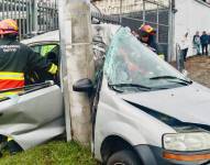 Un automóvil se impactó contra un poste, en la avenida Mariscal Sucre, el pasado 12 de marzo.
