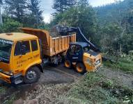 Maquinaria del Municipio limpia la calle La Tolita en Guápulo, oriente del Distrito Metropolitano.