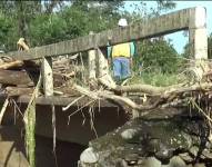 La crecida de un río arrastró escombros a un puente de Guaranda, Bolívar.