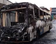 Imagen de un bus incendiado en Bastión Popular, Guayaquil.