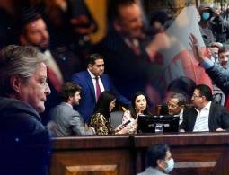 Políticamente Correcto: ¿Los políticos están contra el país?