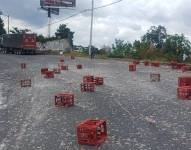 Cientos de botellas quedaron esparcidas en la avenida Simón Bolívar.