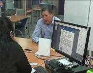 Una funcionaria del Sercop atendiendo a un usuario.