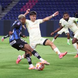 Jugadores de ambos clubes disputando el balón.