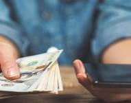 Persona con dinero en su mano.