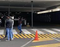 Personal de investigaciones de la Policía Nacional acudió al centro comercial para recolectar indicios.