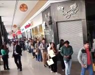 La larga fila de personas en búsqueda de empleo.