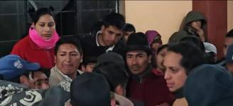 Leonidas Iza (centro) reunido con los comuneros de San Ignacio de la parroquia Toacaso, en Latacunga.