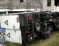 Imagen del camión cuyo chofer perdió pista y se siniestró en el sur de Quito.