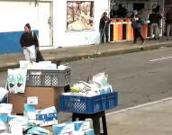 Un puesto en el que se comercializan mascarillas, en Quito (imagen referencial).