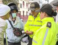 Bryan Izaguirre dialoga con los policías en una de las calles del barrio América.