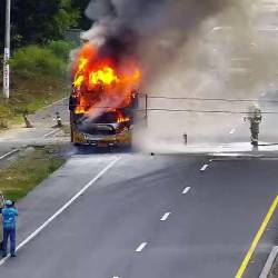Imagen de un bus incendiado en la parroquia Progreso de Guayaquil, la mañana de este jueves 2 de mayo del 2024.