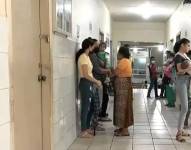 Imagen de madres de familia con sus bebés en un centtro de salud.