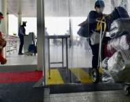 Las autoridades ecuatorianas aplican controles migratorios en los aereopuertos para detectar el virus.