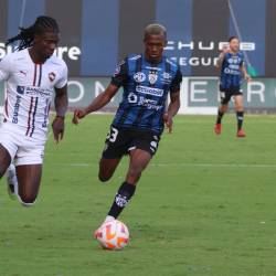 Jugadores de ambos clubes disputando el balón.