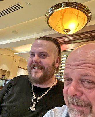 Adam y su padre Rick Harrison.