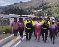 Los comuneros expulsaron a cuatro policías que llegaron durante una audiencia de justicia indígena.