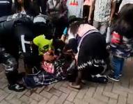 La mujer fue asistida por policías y personas que transitaban por el sitio.