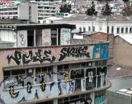 Exteriores del edificio del IESS, en la avenida 10 de Agosto frente al Benalcázar 1 000.