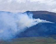 Una columna de humo se desprende del incendio forestal.