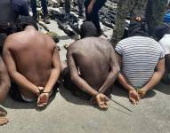 Imagen de 5 de las 6 personas capturadas por las Fuerzas Armadas la tarde de este jueves 24 de agosto en Esmeraldas.
