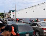 En la ciudadela Martha de Roldós, al norte de Guayaquil, la fila daba la vuelta la cuadra donde se ubica el centro de salud del IESS. Foto: Twitter