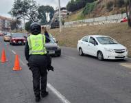 Agente metropolitano de tránsito durante un operativo en el norte de Quito.