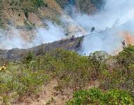 Los bomberos aún tratan de sofocar el incendio por completo.