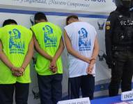 Imagen de los tres menores detenidos con un arma de fuego en Guayaquil.