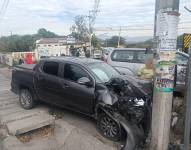 Imagen de la camioneta que se impactó contra un poste de alumbrado público.