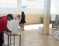 Empieza la jornada electoral en la Unidad Educativa Juan Montalvo. Foto: Diego Cuenca - Ecuavisa