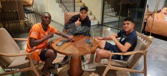 Byron Castillo, Beder Caicedo y Kendry Páez reunidos en lobby del hotel de concentración de IDV